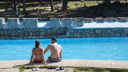 Un hombre y una mujer, en las piscinas de Las Berceas, a 21 de agosto de 2021, en Cercedilla, Madrid, (España). Estas piscinas se encuentran en el Parque Recreativo de Las Berceas, un complejo situado en el Valle de la Fuenfría y que cuenta con 30 hectáre