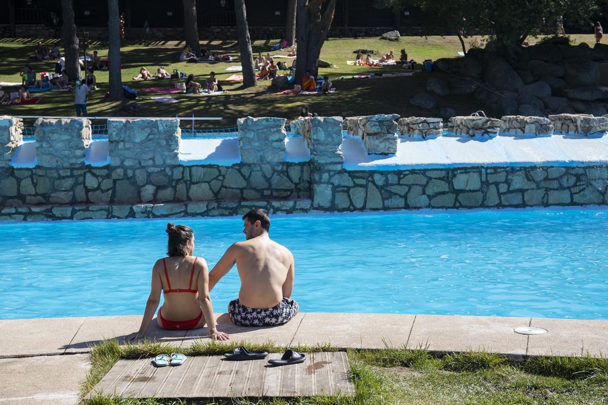 Un hombre y una mujer, en las piscinas de Las Berceas, a 21 de agosto de 2021, en Cercedilla, Madrid, (España). Estas piscinas se encuentran en el Parque Recreativo de Las Berceas, un complejo situado en el Valle de la Fuenfría y que cuenta con 30 hectáre