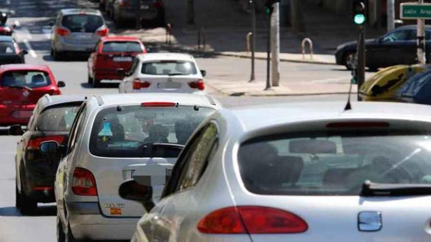 Varios vehículos circulan por el centro de la ciudad.