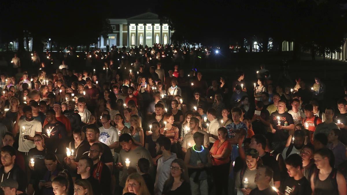 Universitarios y residentes de Charlottesville marchan en la vigilia por la manifestante atropellada por un simpatizante neonazi, el 16 de agosto.