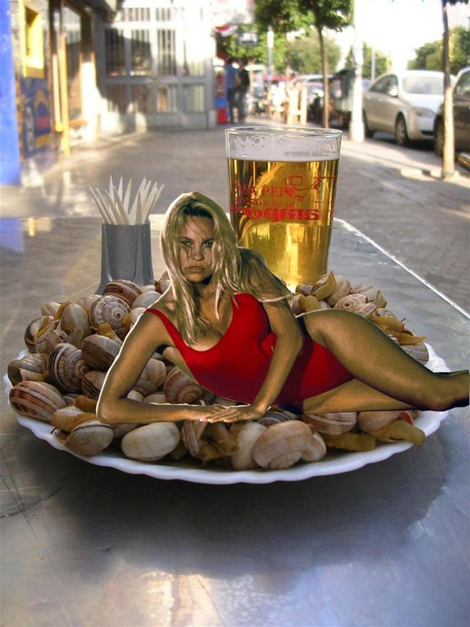 Pamela Anderson sobre un plato de caracoles