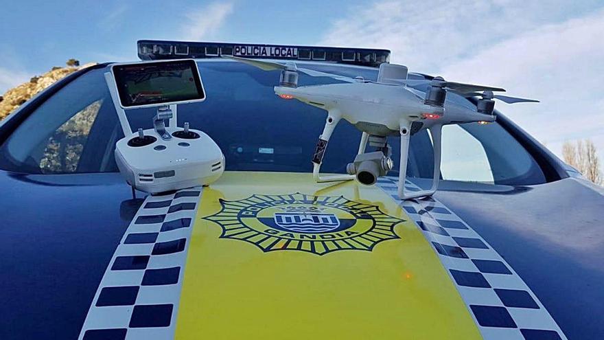 El dron en el capó de un coche de la Policía Local de Gandia.