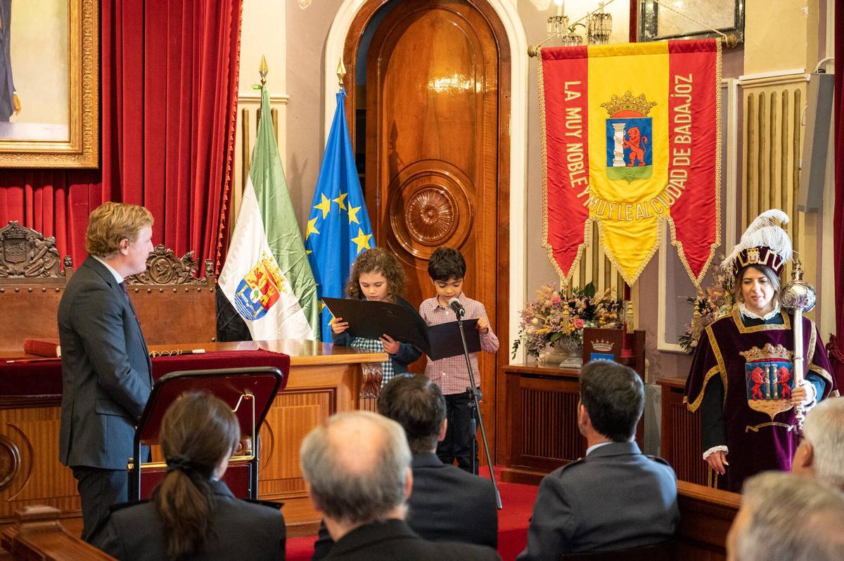 El alcalde y los niños Águeda y Saúl, en el salón de plenos.