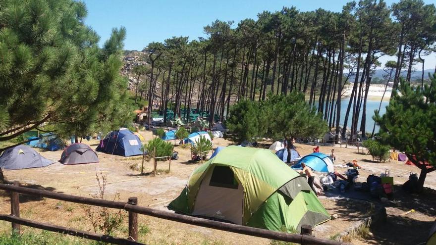 Tiendas de campaña en el camping de las islas Cíes.