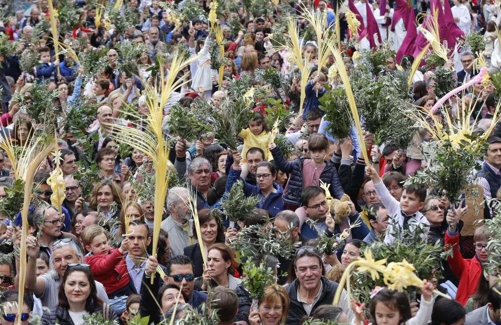 "La Borriquita" congrega a niños, abuelos y padres en Vigo. // R. Grobas | E. Villanueva