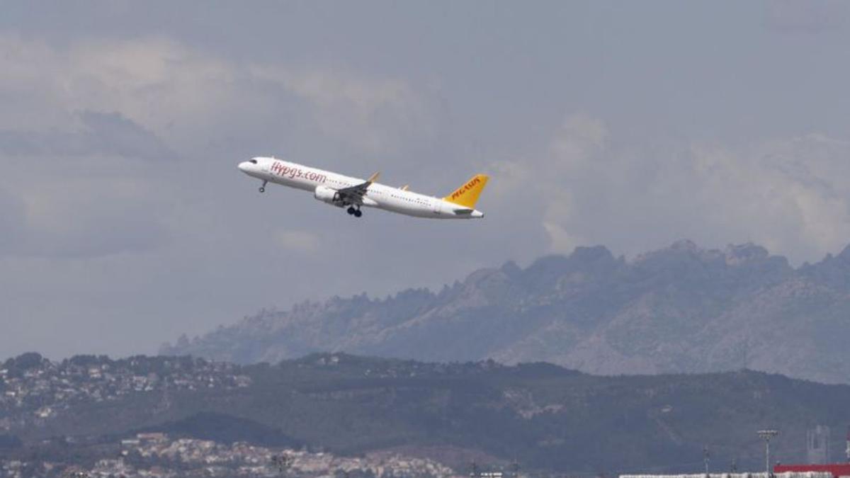 Un avión despega desde el aeropuerto de Barcelona.