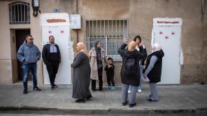 Cinco familias de Rubí que estan realojadas por el Ayuntamiento porque el edificio donde estaban está precintado por estar en mal estado, al estar descuidado por la propiedad. En el mes de enero lo precintaron al caerse una viga de la planta baja FOTO ELISENDA PONS