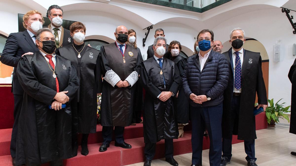 Foto de familia en la toma de posesión de la nueva Junta de Gobierno del colegio de abogados, ayer.