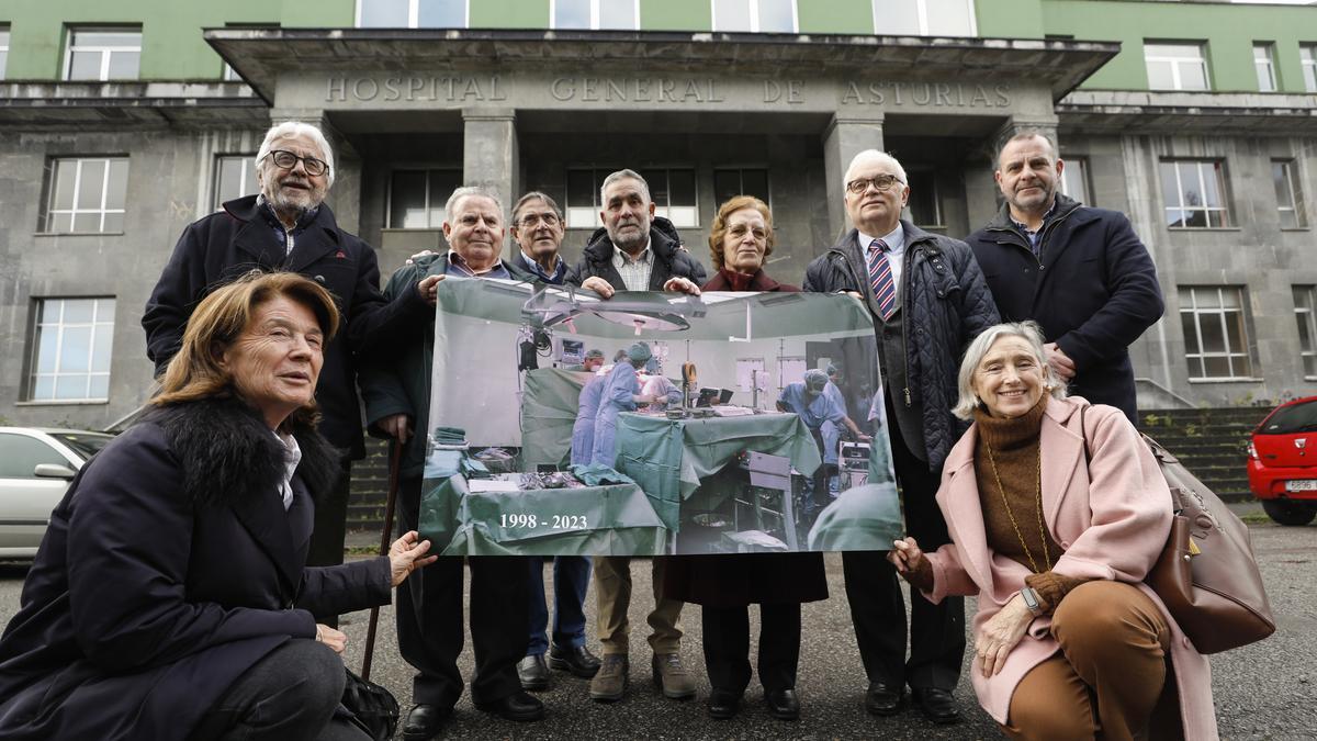 Parte del equipo del primer trasplante de corazón en el HUCA junto a pacientes y familiares