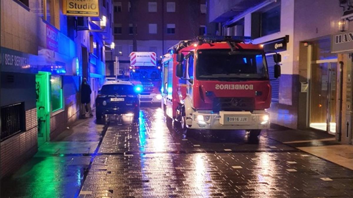 Un vehículo de Bomberos en el incendio del sábado en Virxe do Camiño