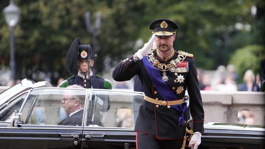 Il re Haakon VIII giura la Costituzione davanti al Parlamento norvegese