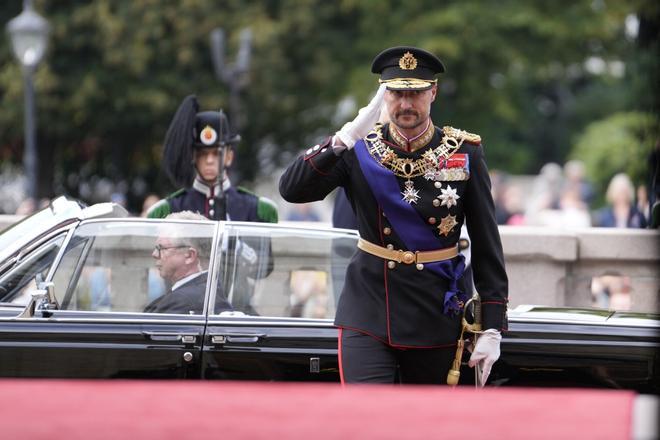 El rey Haakon VIII jura la Constitución ante el Parlamento noruego