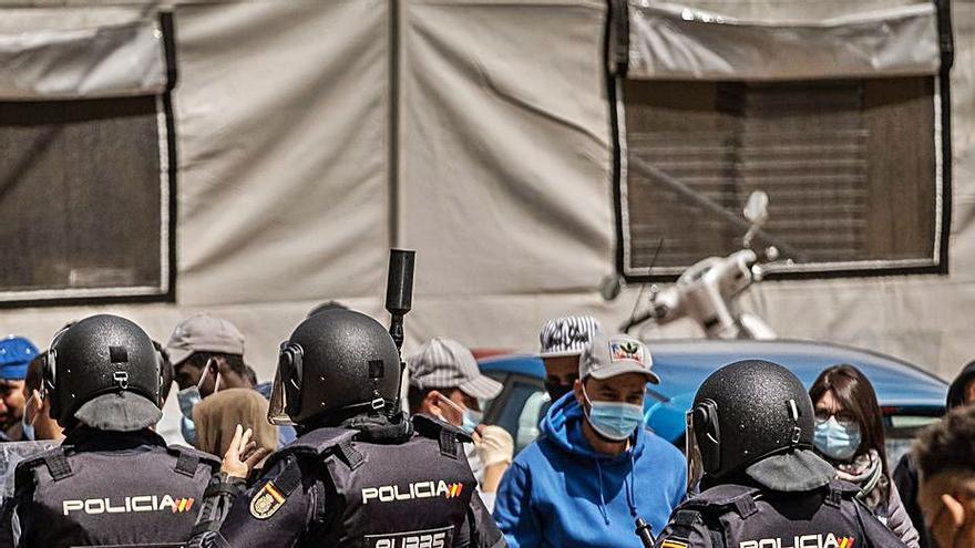 Policías de la UIP en el campamento de Las Raíces.