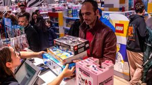 Un client compra joguines en una botiga de Barcelona.  | JORDI OTIX