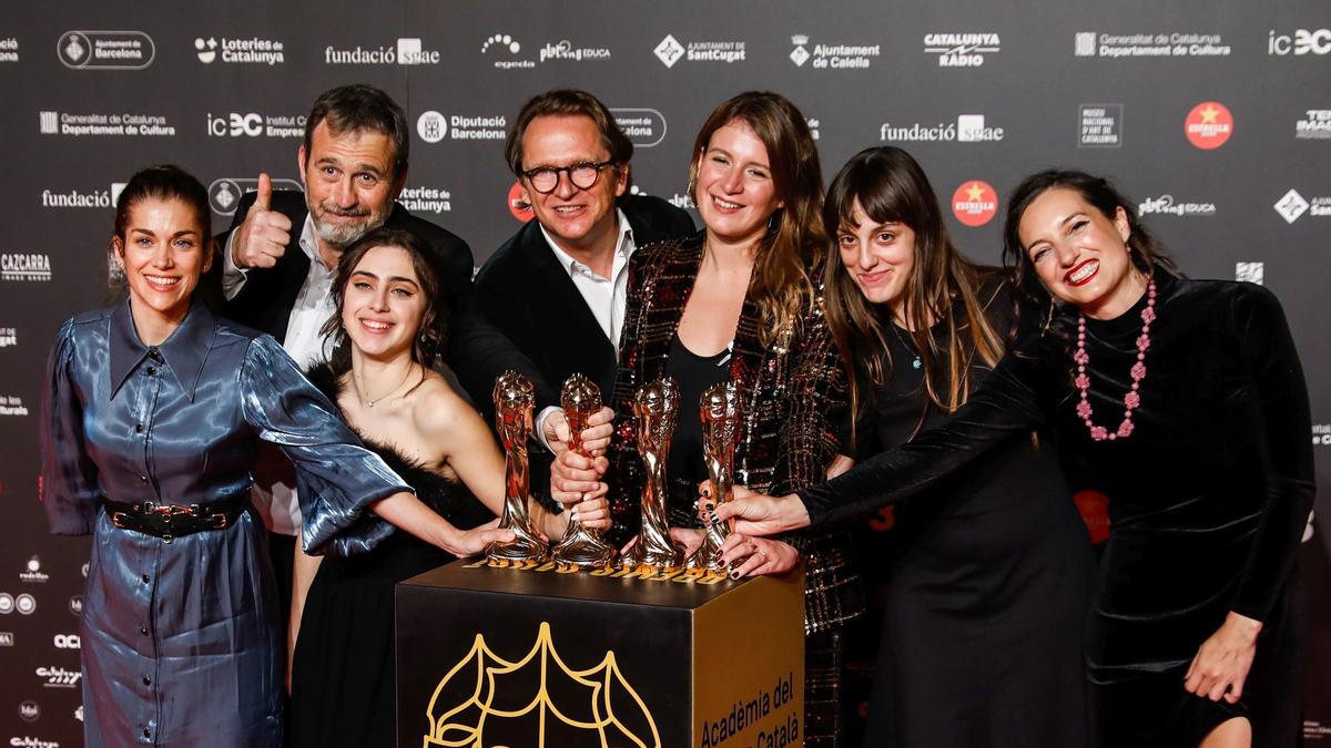 El equipo de la película ’Libertad’ posa con sus premios Gaudí en la alfombra roja de la celebración de los Premios Gaudí