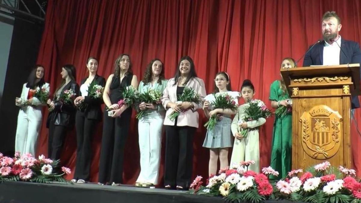 La reina mayor de las fiestas (la 5ª por la izquierda), junto a sus damas de honor. | MEDITERRÁNEO