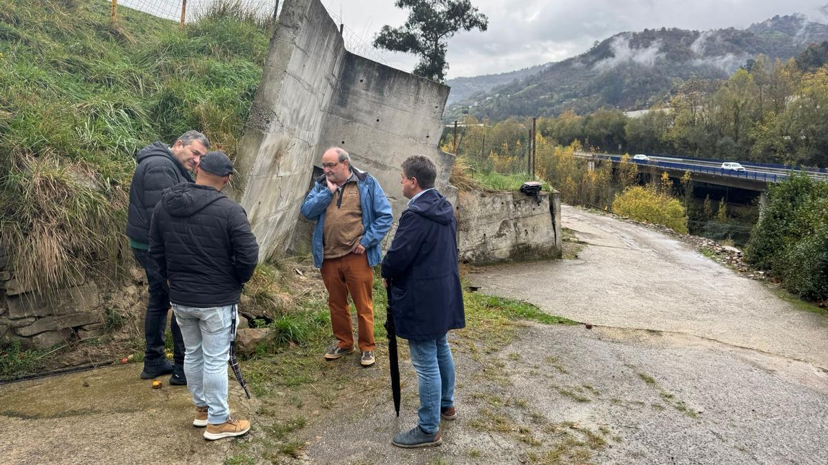 El alcalde de San Martín, José Ramón Martín Ardines, primero por la derecha, este lunes en la zona del argayu de Escobio