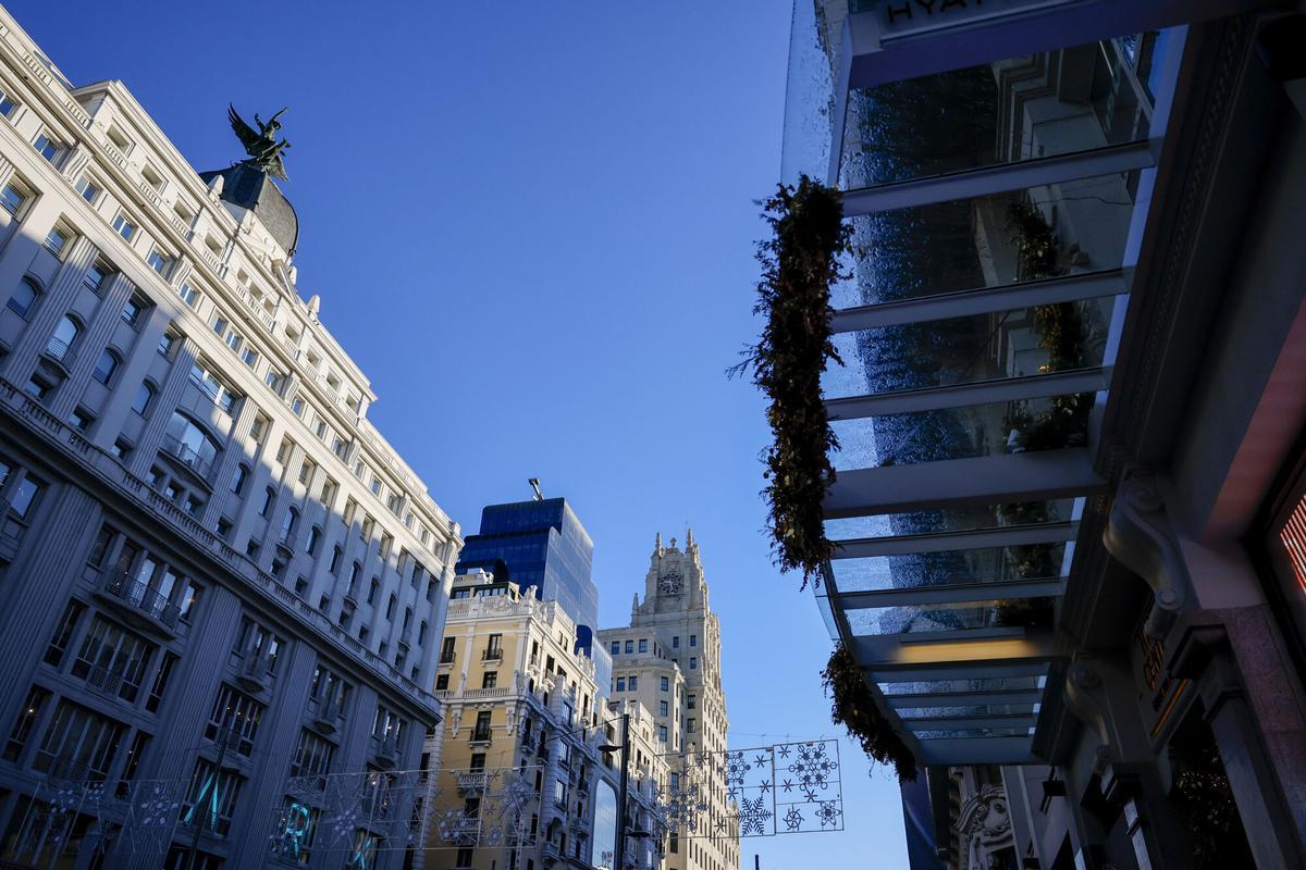 Cielo azul y despejado sobre la Gran Vía madrileña.