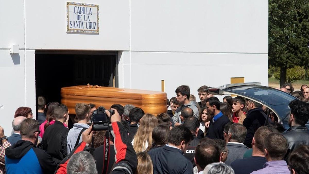 El entierro del joven piloto Marcos Garrido congregó a cientos de aficionados en Rota, Cádiz.