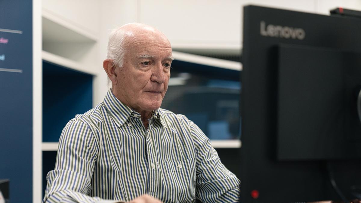 Señor durante uno de los talleres del proyecto Competencias Digitales +60 en Andalucía