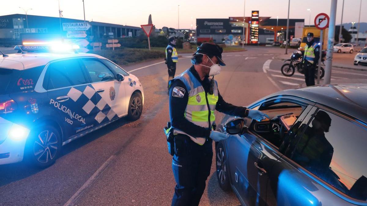 Agentes de la Policía Local realizando un control en Bouzas. // Ricardo Grobas