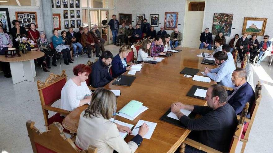 Aspecto que presentaba el salón de plenos el pasado jueves, con la presencia de vecinos. // Bernabé