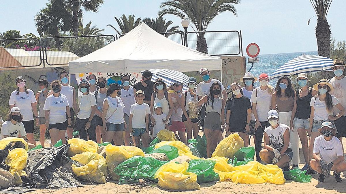 Un grupo de voluntarios posa tras una de las acciones en las que UTE Alicante ha colaborado.