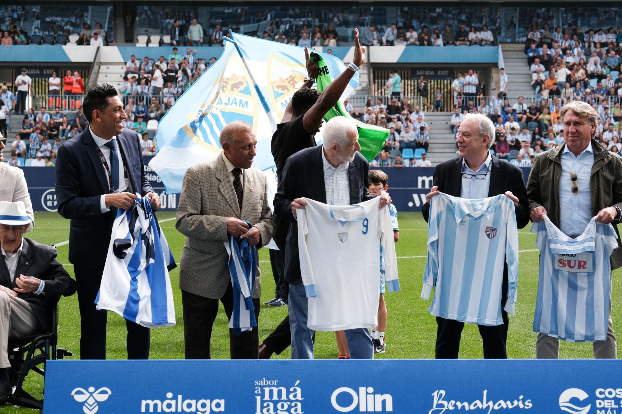 Homenaje a los veteranos del Málaga CF en el partido ante el AD Ceuta disputado en La Rosaleda.