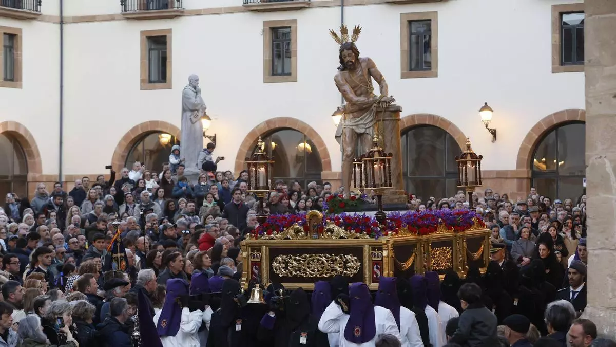 El Flagelado y la Amargura llenan de silencio el Antiguo de Oviedo en una procesión tranquila porque la lluvia ni amenazó, ni asomó