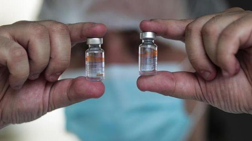 Un trabajador de la salud prepara una dosis de la vacuna Sinovac CoronaVac de China.