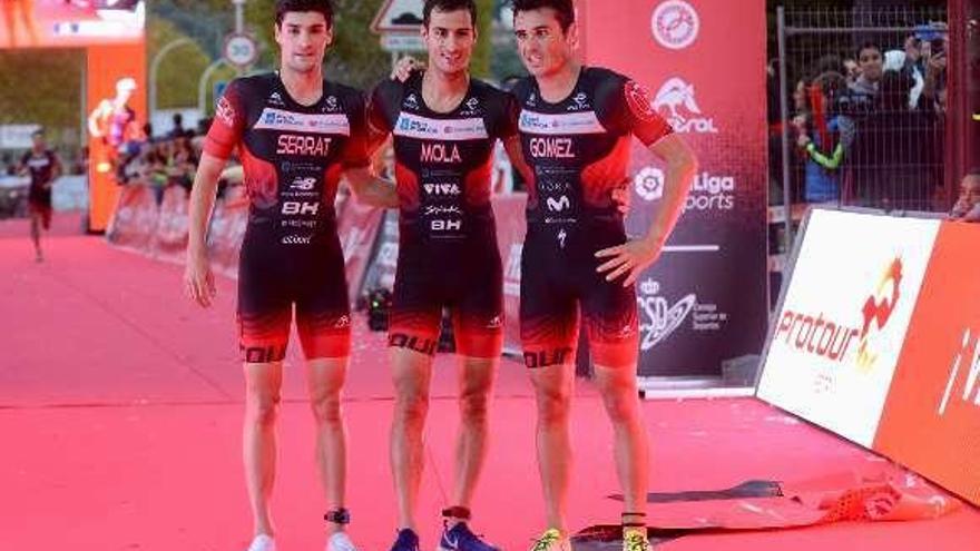 Serrat, Mario Mola y Gómez Noya, tras la carrera. // Rafa Vázquez