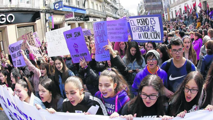 Un grupo de jóvenes con carteles y pancarta en la concentración en la calle Príncipe delante del museo MARCO.  // Ricardo Grobas