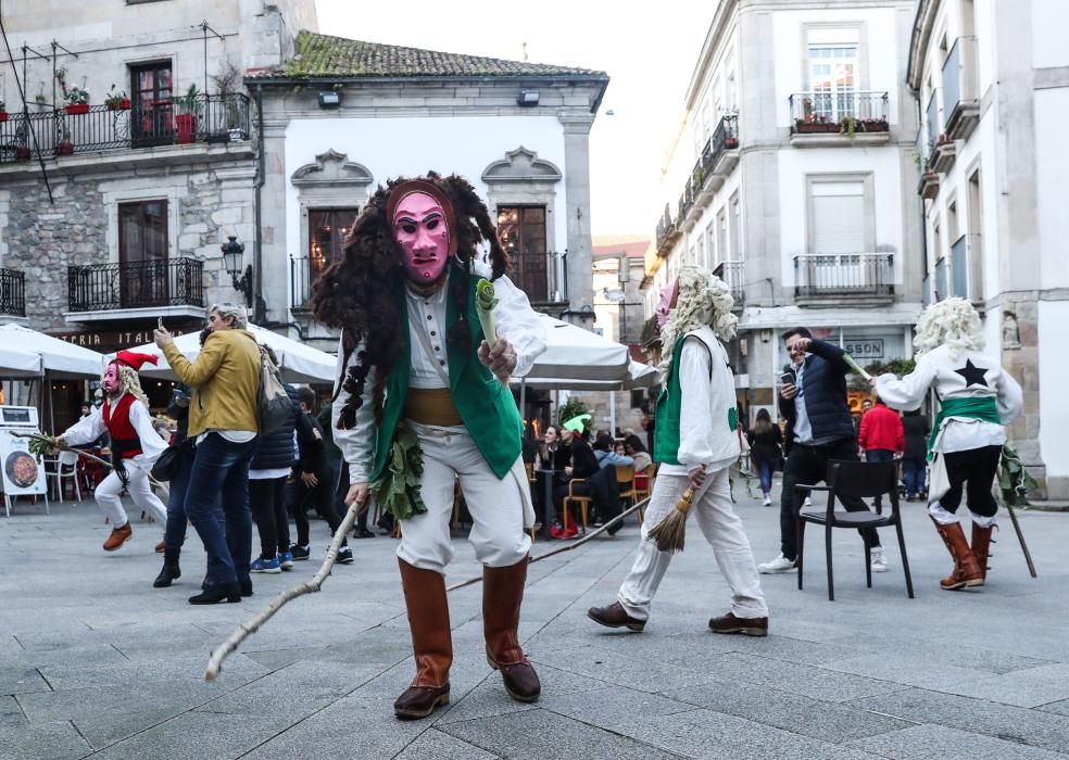 Miles de vigueses disfrutaron de la entronización del Meco y del concierto de la extriunfita en Porta do Sol