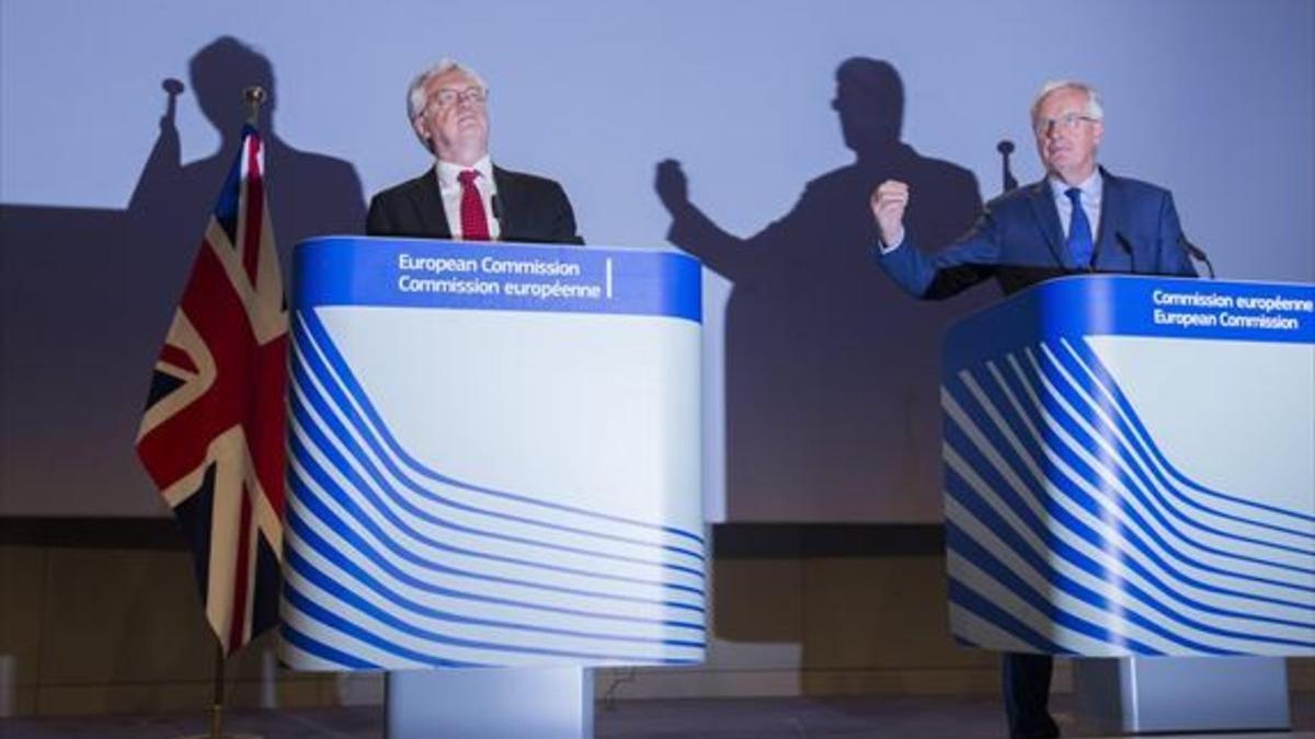El negociador británico David Davis (izquierda) y el de la Unión Europea, Michel Barnier, ayer, en Bruselas.
