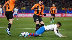 Cancelo, por los suelos en una acción del Shakthar-Barça en Hamburgo.