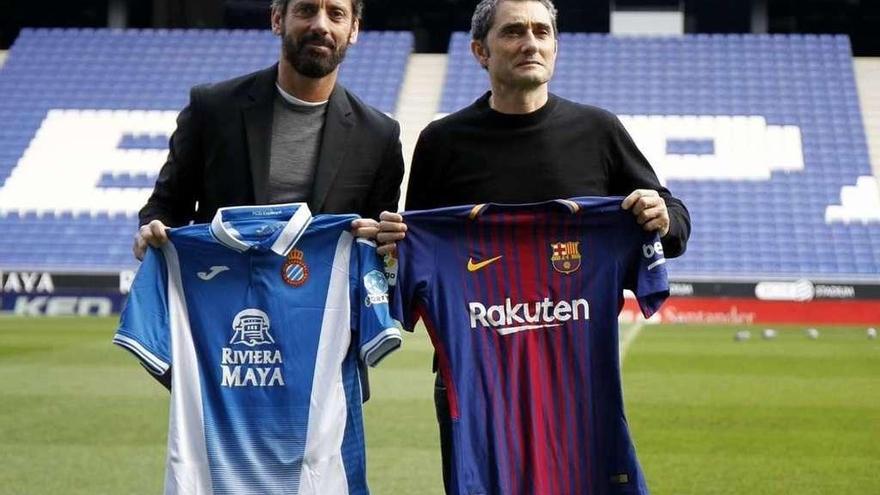 Quique Sánchez Flores y Ernesto Valverde posan con las camisetas de sus equipos. // RCD Espanyol