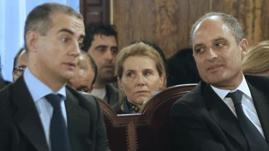 El expresidente de la Generalitat, Francisco Camps, y el exsecretario regional del PP, Ricardo Costa, en el banquillo durante la segunda jornada del juicio.