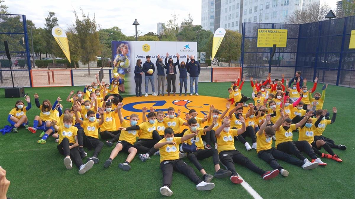 Carlos Soler, junto a todos los presentes en la inauguración de su Cruyff Court