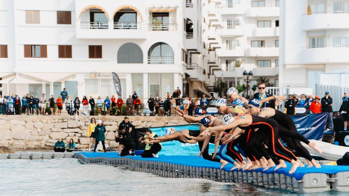 Imágenes del knockout sprint de la Copa del Mundo de aguas abiertas en Santa Eulària