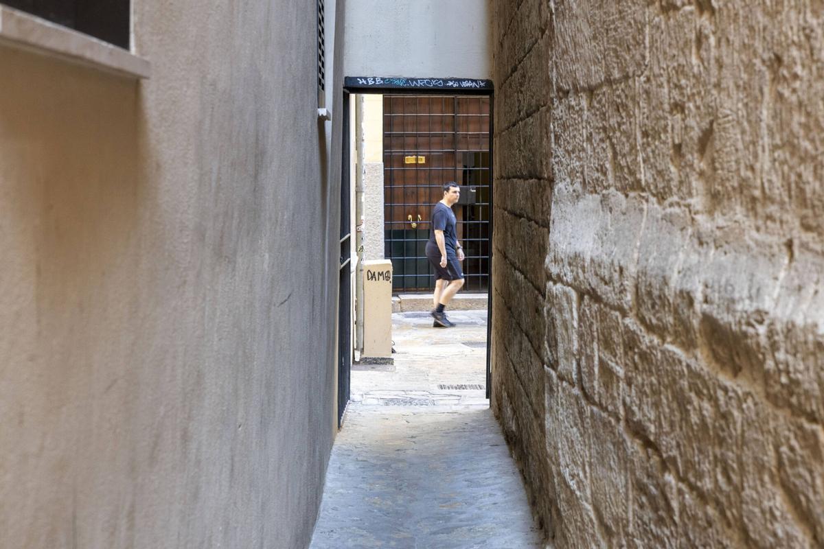 FOTOS | El callejón de menos de un metro de ancho que se esconde en Palma