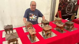 El regalo de Carlos Soto para su familia: nueve hórreos en miniatura para una colección que este vecino de El Berrón tardó dos años en completar