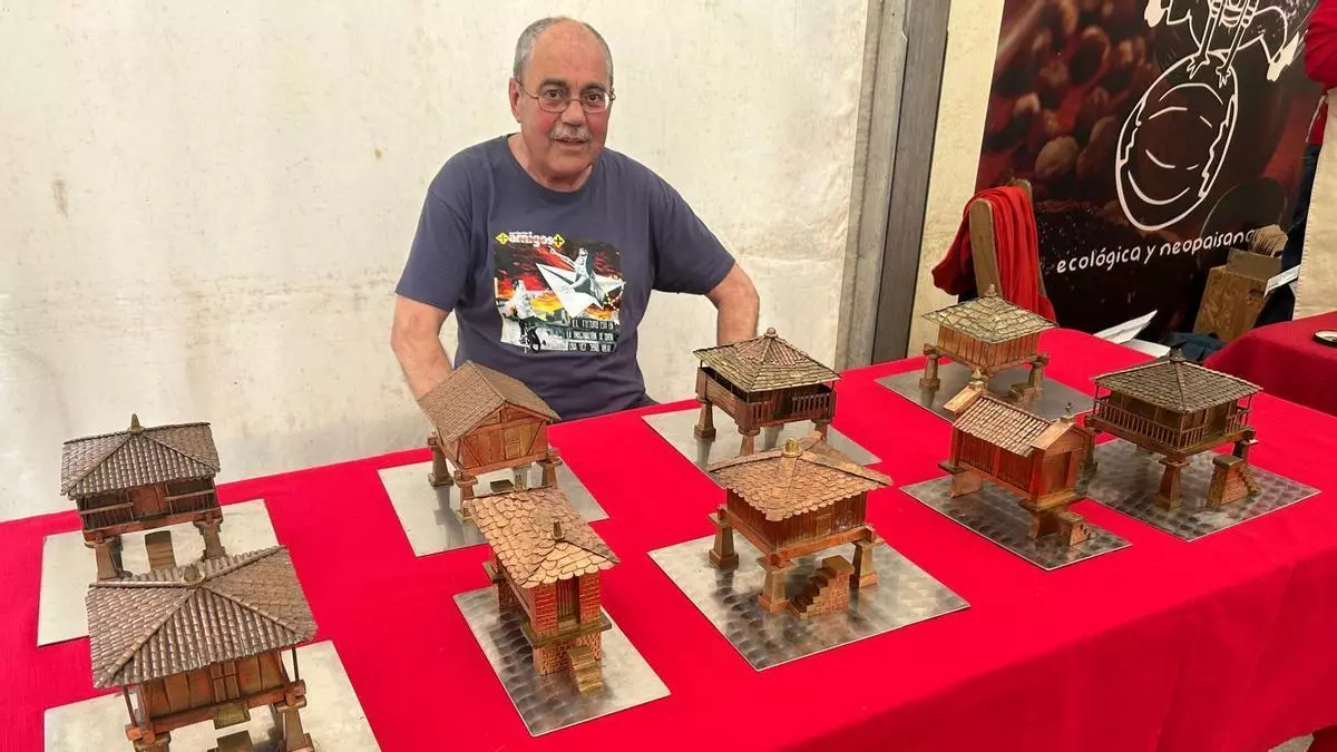 El regalo de Carlos Soto para su familia: nueve hórreos en miniatura para una colección que este vecino de El Berrón tardó dos años en completar