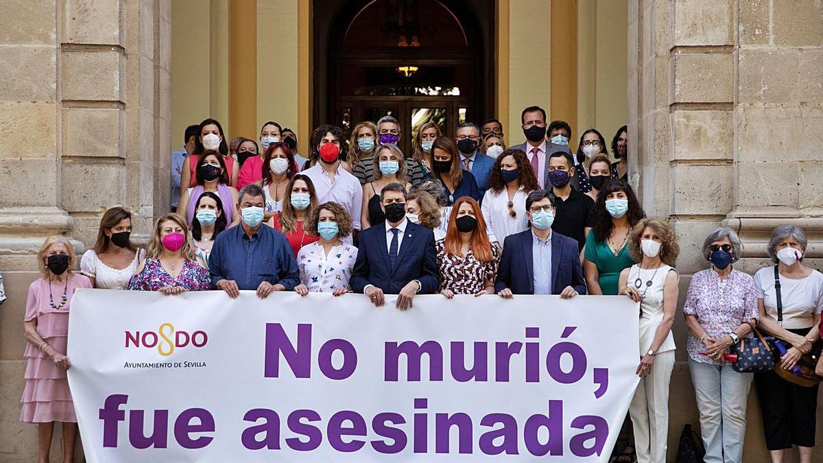 Concentración en el Ayuntamiento de Sevilla en rechazo del crimen machista. |   // EUROPA PRESS