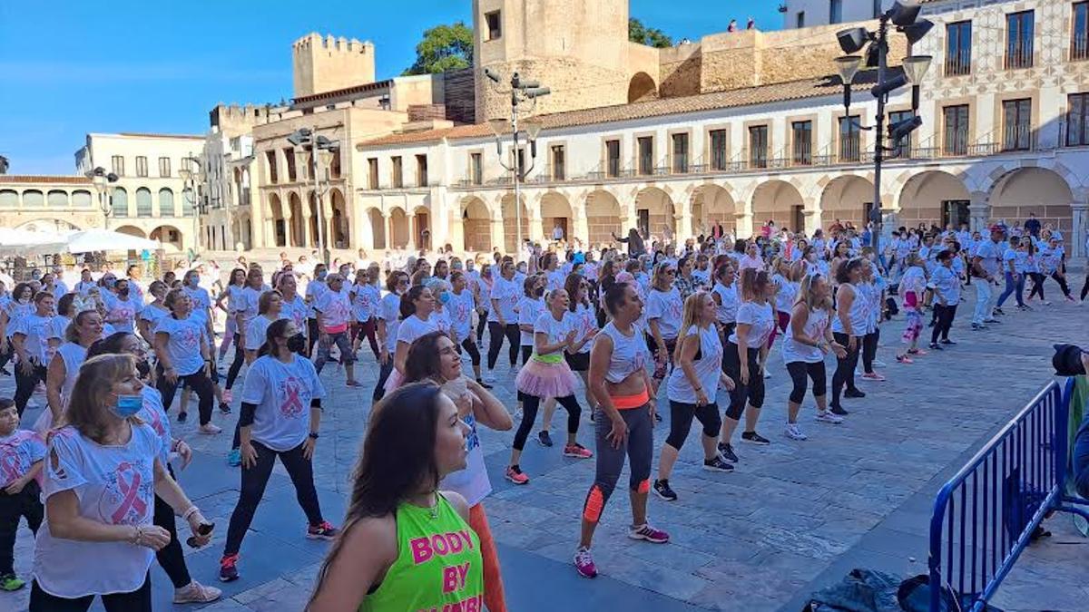 Participantes en la 'Zumba contra el cáncer', ayer en la plaza Alta de Badajoz.
