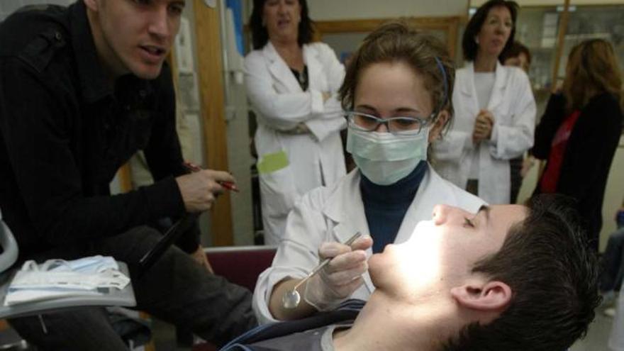 Estudiantes de FP en una práctica bucodental en uno de los institutos de la provincia afectado por el recorte de profesores.