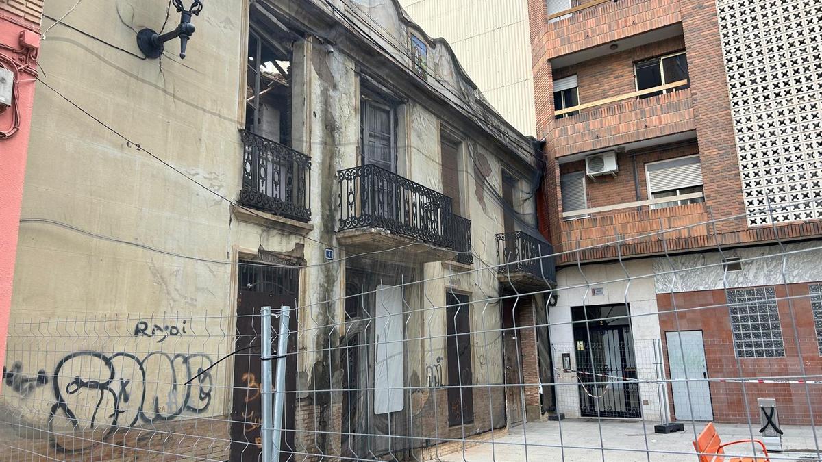 La casa abandonada, con una malla, donde se aprecia la caída del tejado