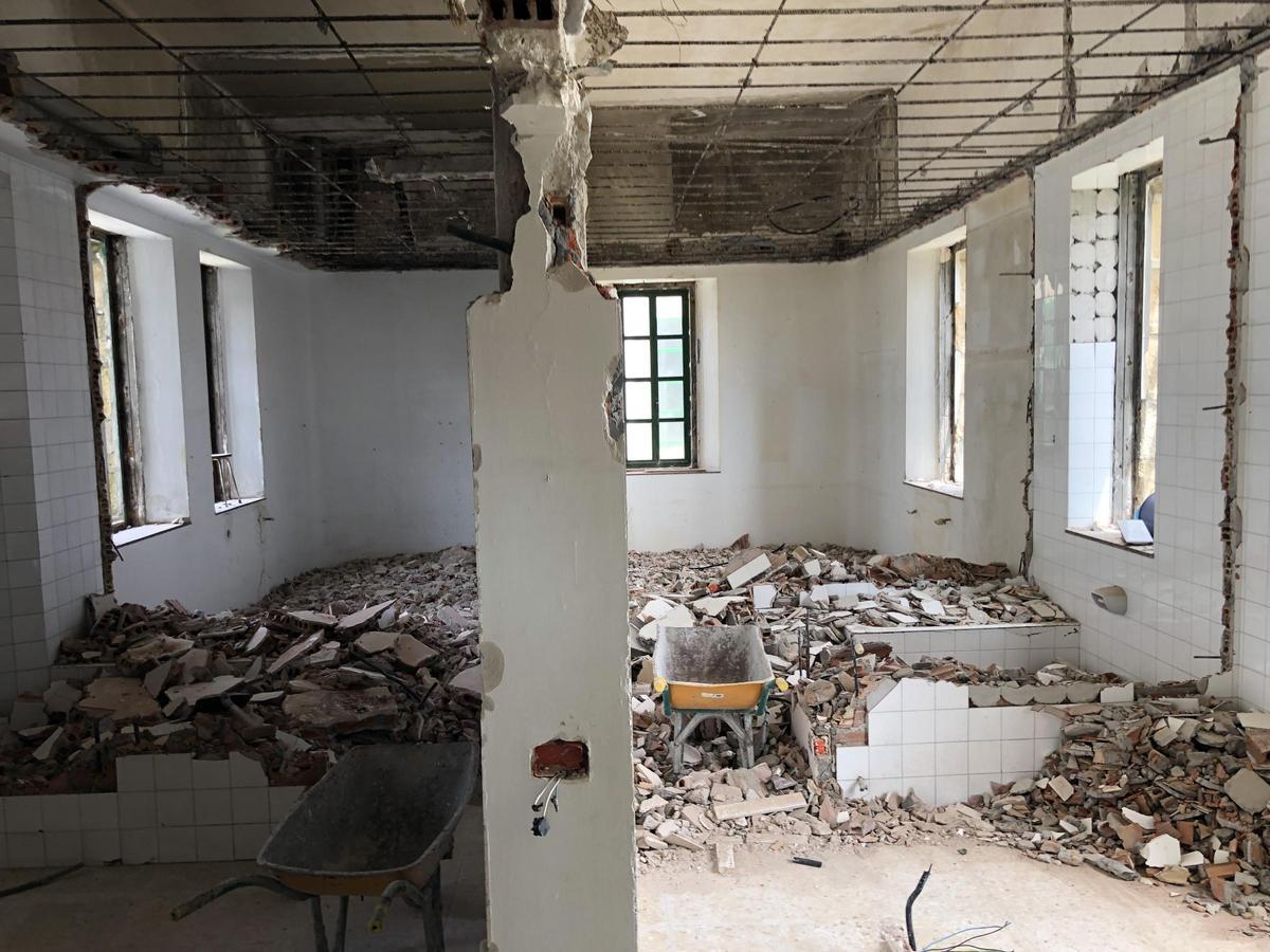 Obras de reforma del antiguo salón de la zona residencial del faro de Sálvora