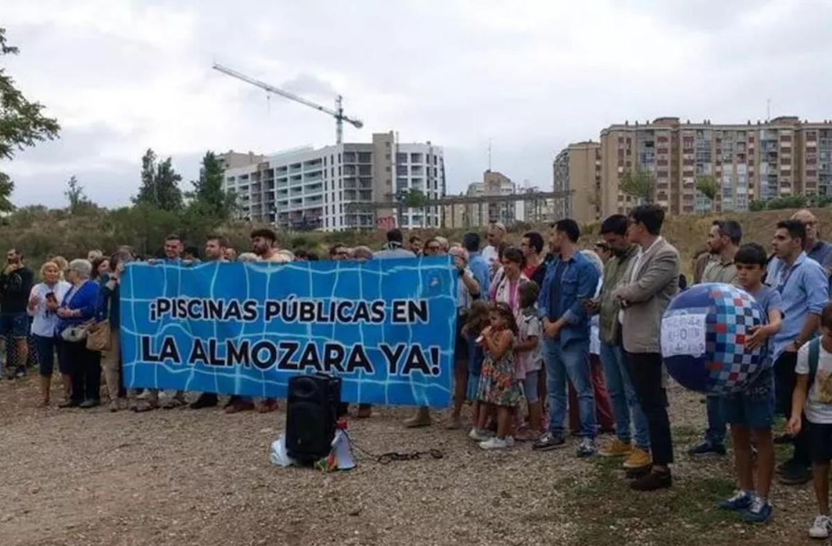 Concentración vecinal para pedir las piscinas de La Almozara, en una imagen de archivo.  | EL PERIÓDICO