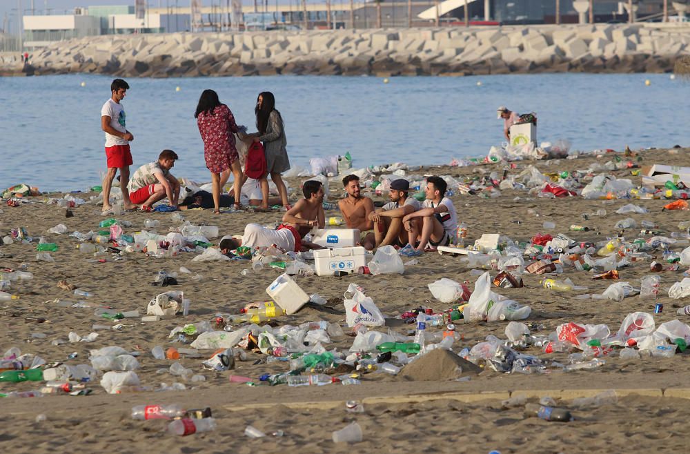 Así amanecen las playas malagueñas después de la noche de San Juan