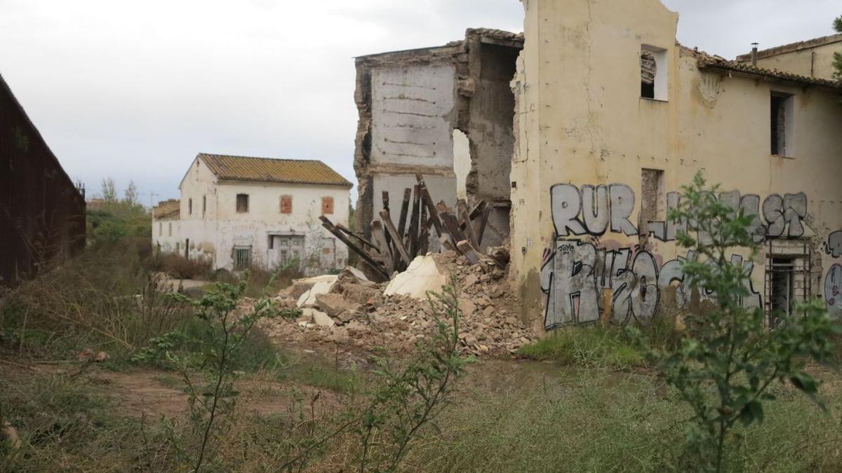 La alquería del Rey, en los terrenos de concesión municipal para la ampliación del Bioparc, cuya valla se aprecia a la izquierda. | LEVANTE-EMV